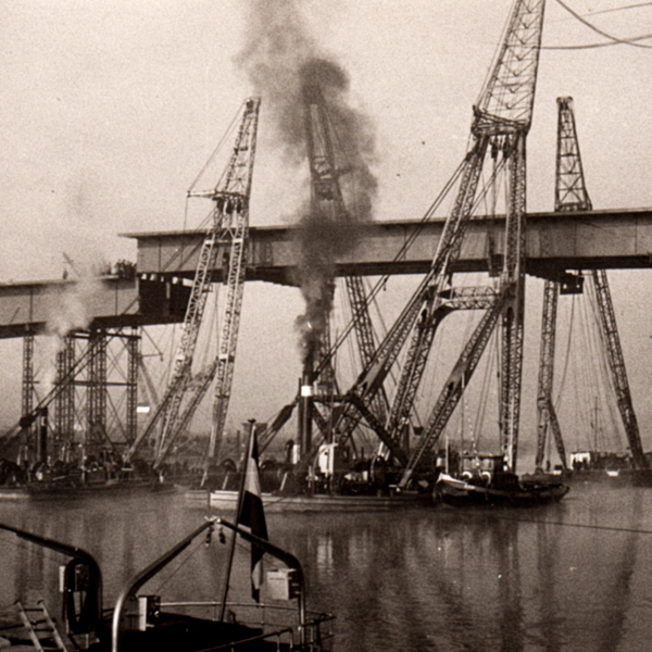 Invaren van het middenstuk Rijnbrug in Rhenen